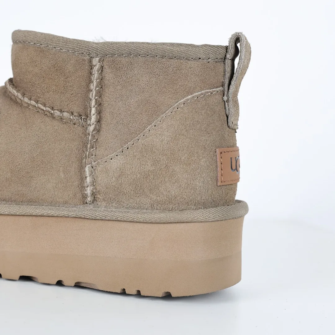 Pick up locally 💰560 The core recommendation is good price UGG Thick-soled short style Zhou Dongyu Same style series Xiaohongshu hot model Henan Longfeng leather production Sheepskin and wool integrated Top quality in the market 2-3 cm cashmere insole to keep warm in winter and suitable for home use UUG has launched a style series in the new year, partially skewed towards the preferences of young consumers, and has also been at the forefront of fashion trends. Shoe body material Water-repellent coated suede upper 17mm UGGPURE™ implanted wool insole Lightweight non-slip comfortable rubber outsole With brand LOGO Trademark Comes with full packaging Size: 35 36 37 38 39 40